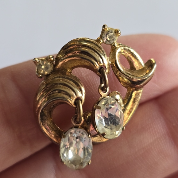 Vintage Crown Trifari single clip on earring gold tone Alfred Phillippe - Picture 3 of 9